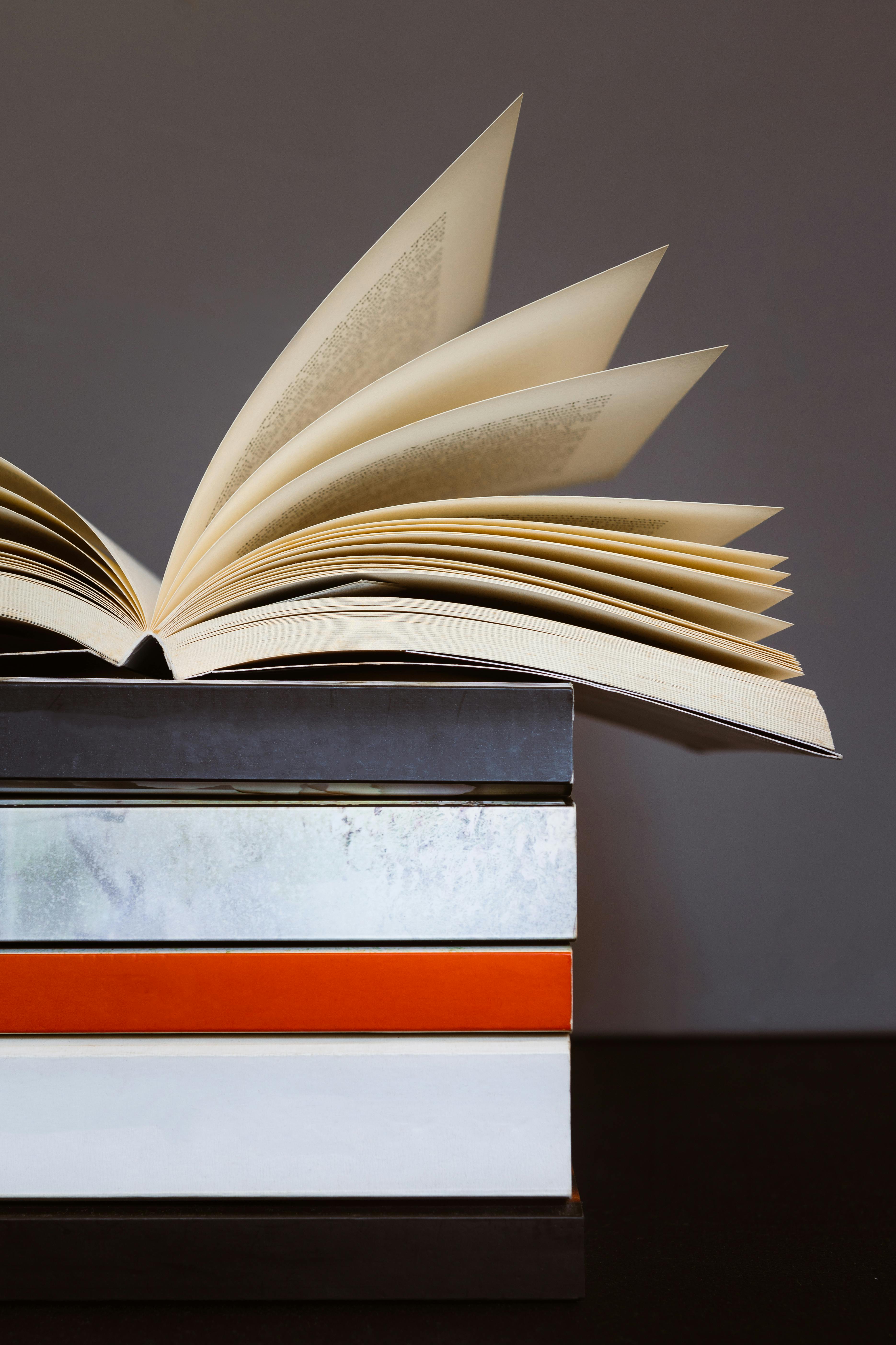Pile de livres ouverts