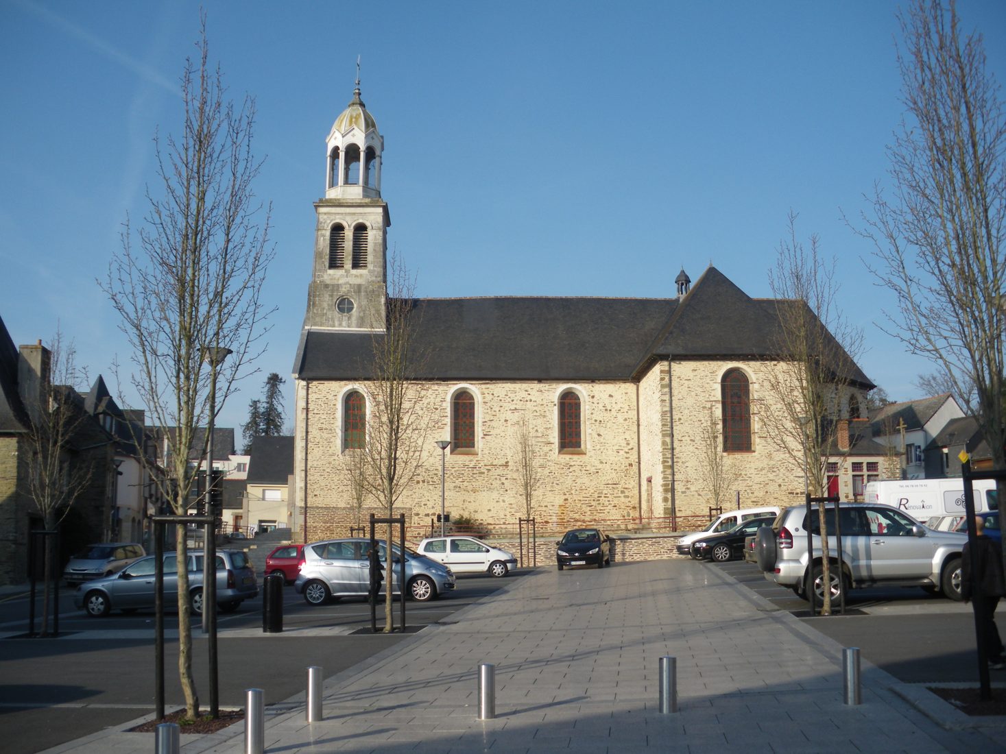 Place de marché dans une commune française, avec église en arrière-plan