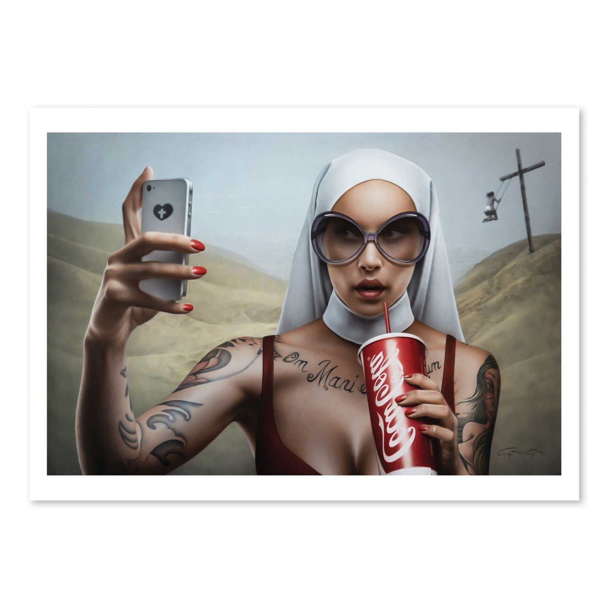 Une femme portant une coiffe de religieuse, de grandes lunettes, des tatouages, un téléphone et un gobelet rouge dans un paysage désertique avec une croix