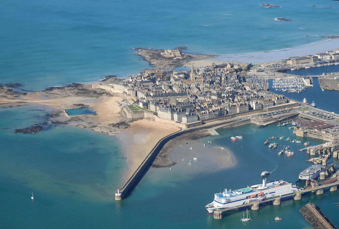 Vue aérienne de Saint-Malo, ville fortifiée de Bretagne, entourée par la mer et les remparts.