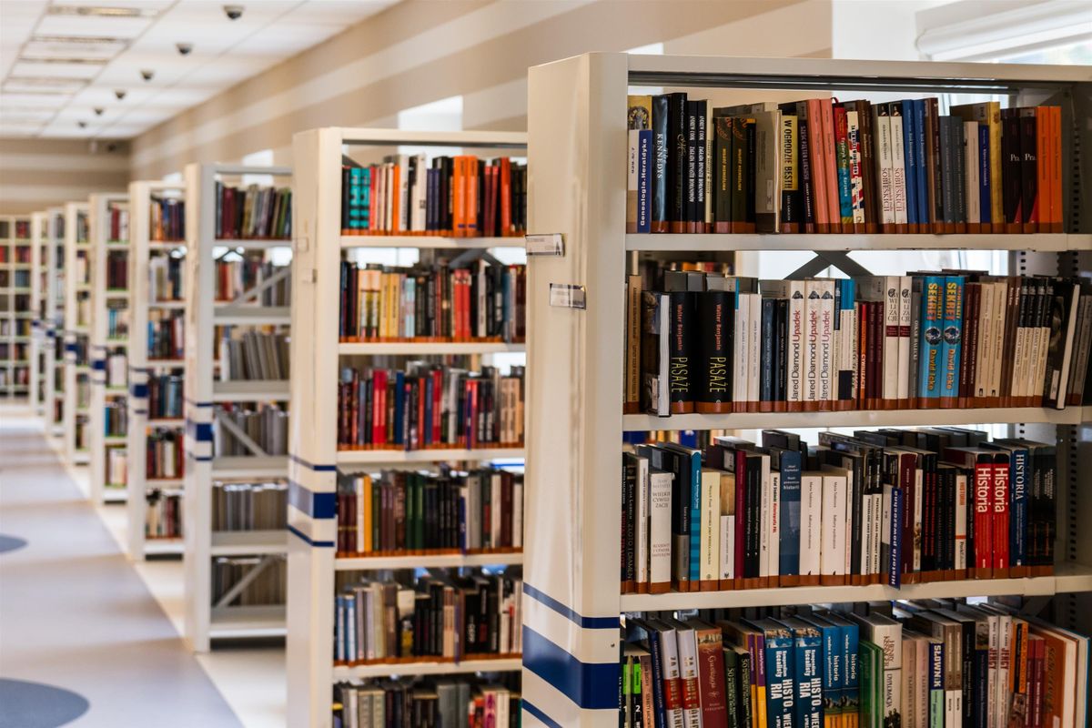 Des livres rangés sur une étagère ; illustration du travail sur les textes.