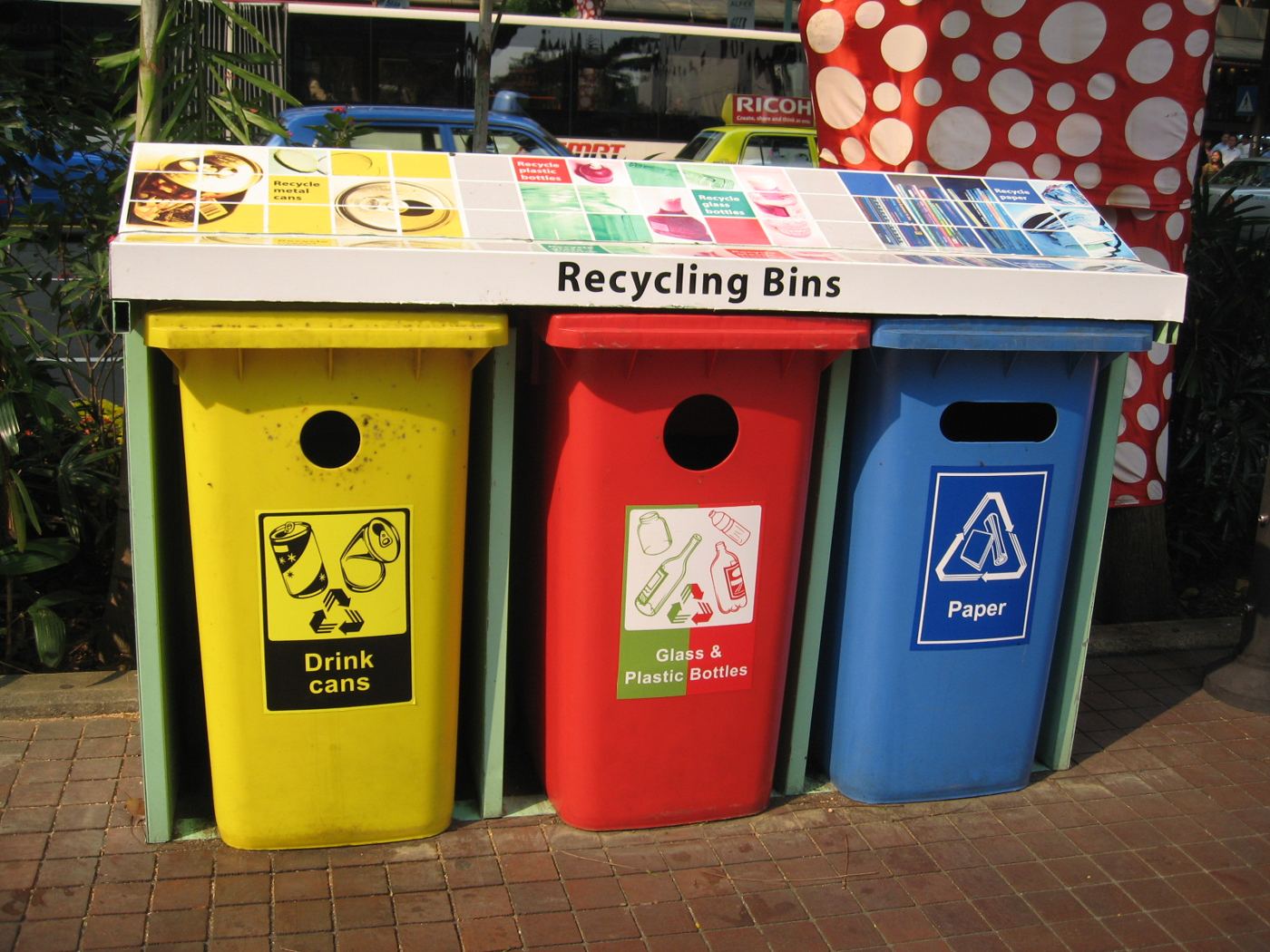 Bacs de tri sélectif de différentes couleurs