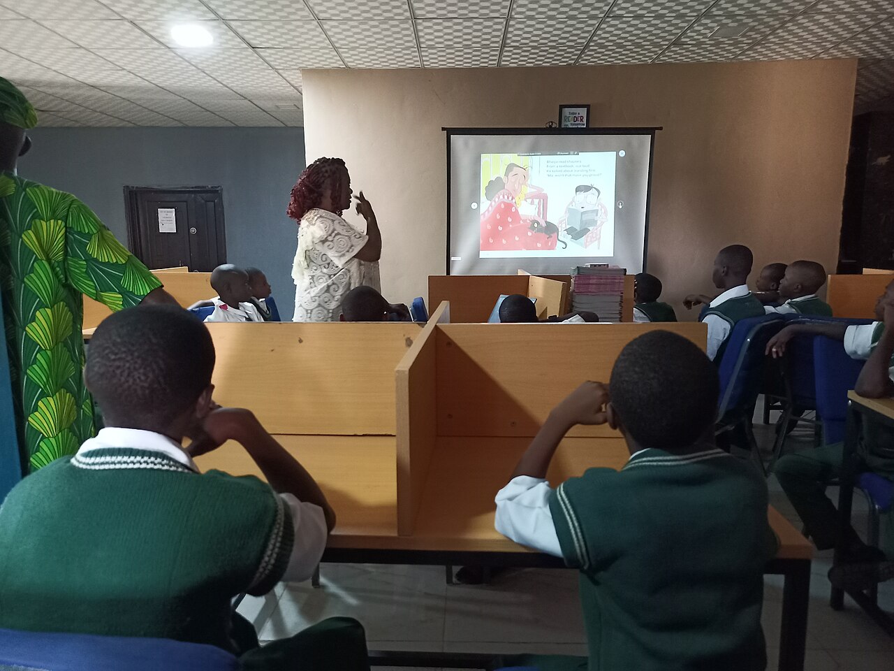 Cours d’éducation à l’information dans une salle équipée