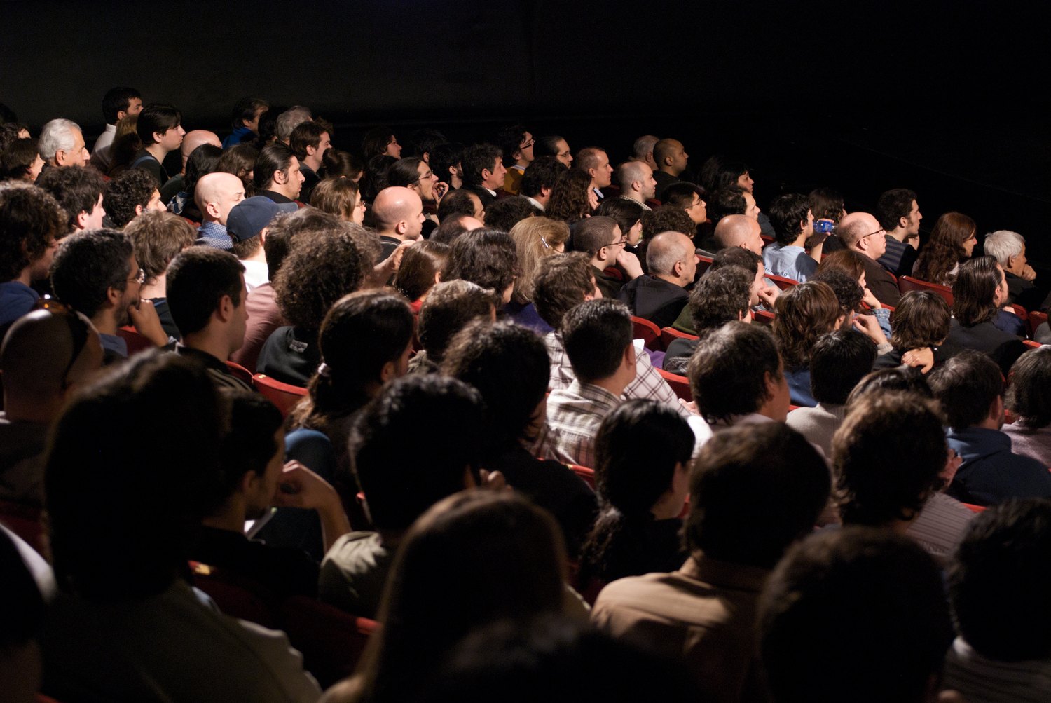 Public dans une salle de spectacle