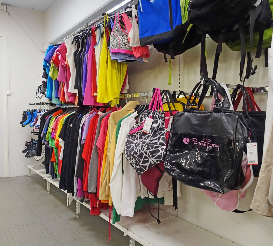 Rayons de vêtements de seconde main dans une boutique solidaire.